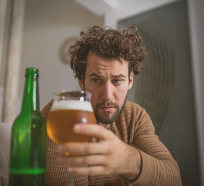Мужчина с бутылкой и бокалом пива